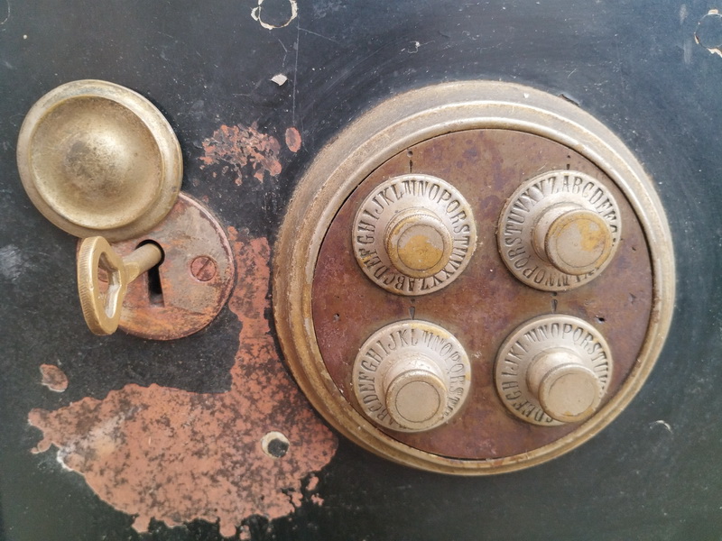 caja fuerte madera metal llave_clave 41-109x50x33 1u